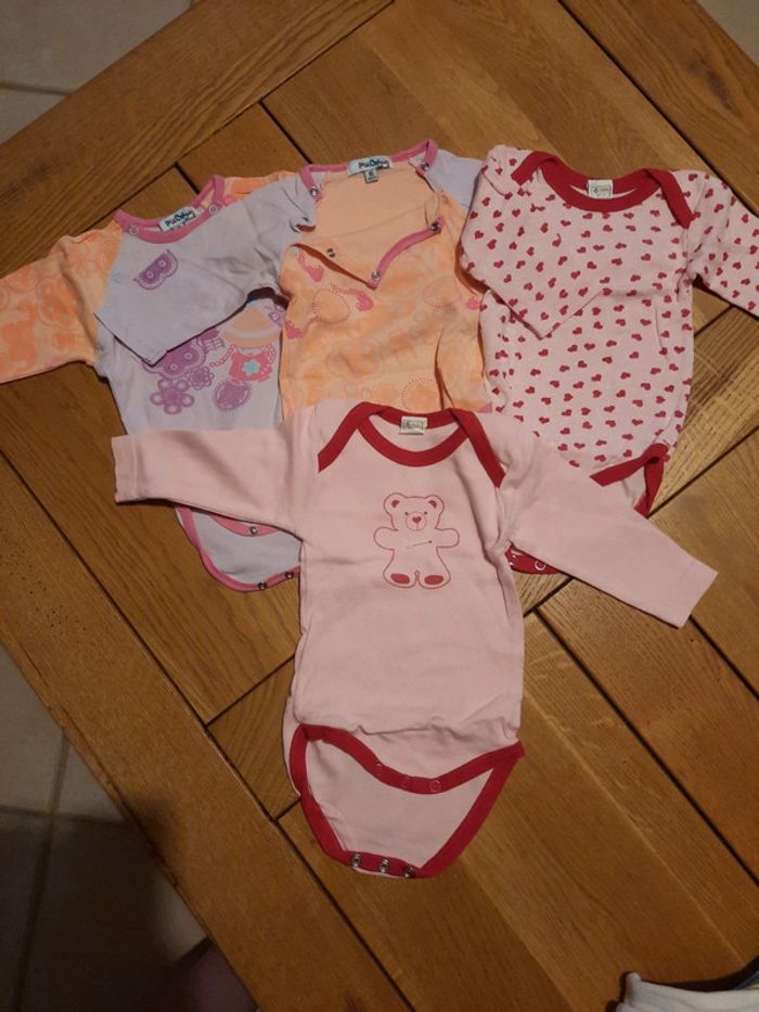 4 bodies filles 6 mois