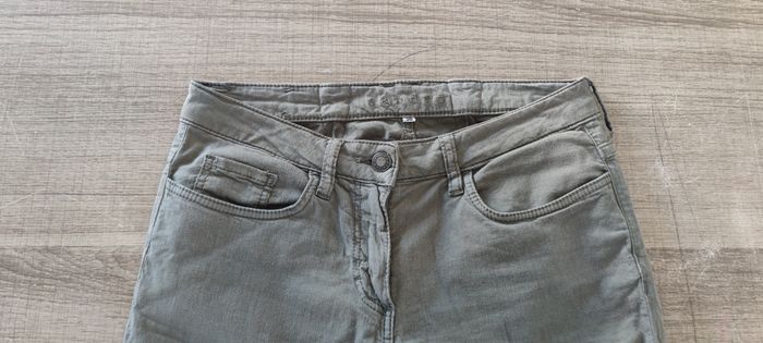 Jean marque Sandro taille 36 couleur kaki pour femme, très bon état - photo numéro 3