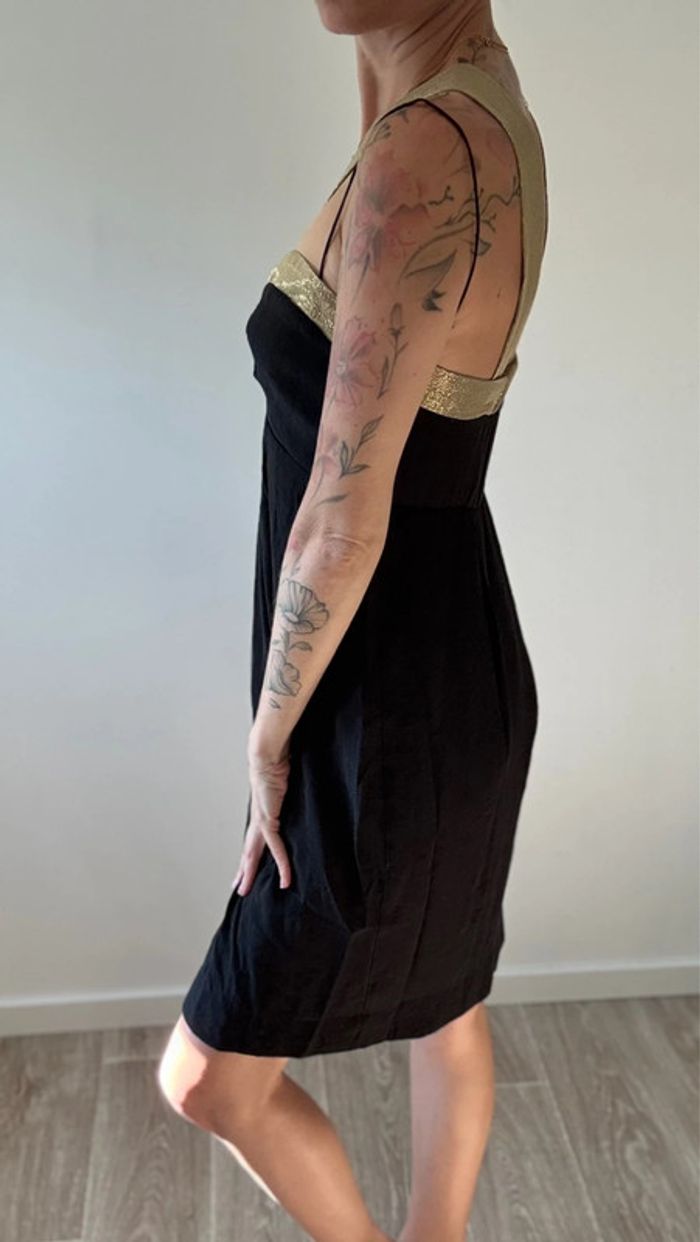 Robe chic Sandro noir et dorée taille 1 en parfait état - photo numéro 2