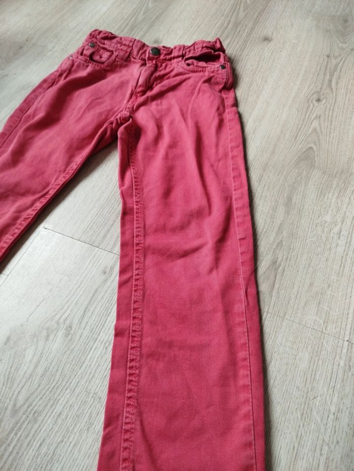 Jean rouge un peu délavé 6 ans - photo numéro 2