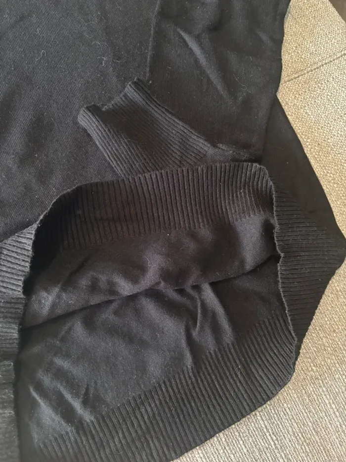 Pull noir avec sequins aux épaules - photo numéro 5