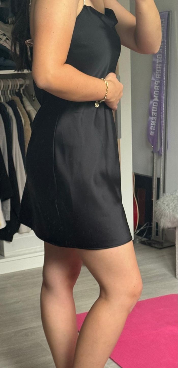 Robe de fête en satin noir avec bretelles strass - photo numéro 2