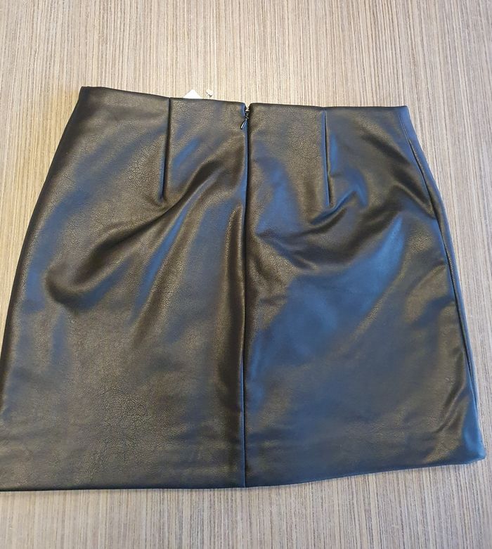 Magnifique Mini-Jupe en simili H&M 🖤 - photo numéro 5