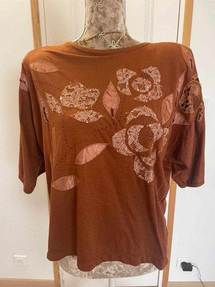T-shirt femme marron – Manches 3/4 – Taille M – Broderies, strass & dentelle