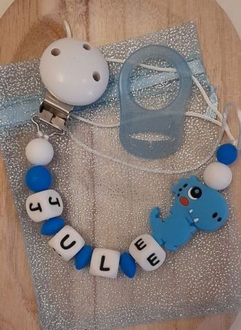 Attache tétine personnalisé avec adaptateur et pochette cadeau