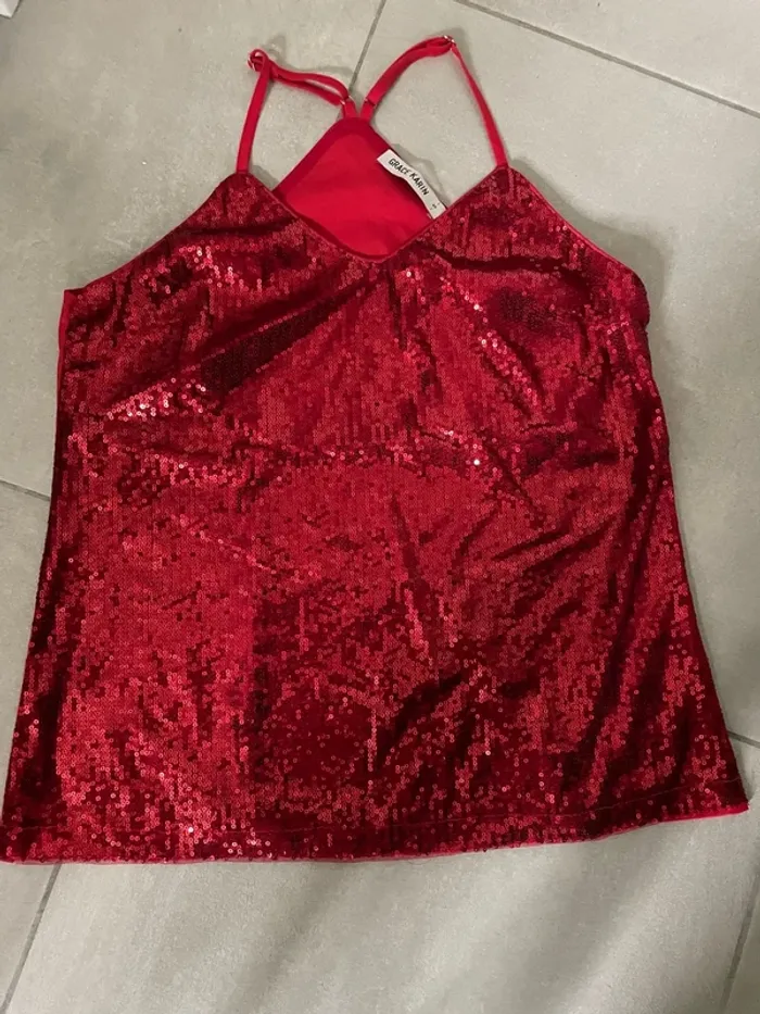 Haut a paillettes rouge - photo numéro 3