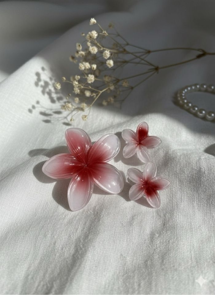 NOUVEAU ! Set Bijoux Fleur Plumeria - Rose Fuchsia & Blanc — Pince + 2 Boucles d'oreilles en Résine/Acrylique Brillante Idéal pour Soirées d'été et Festivals