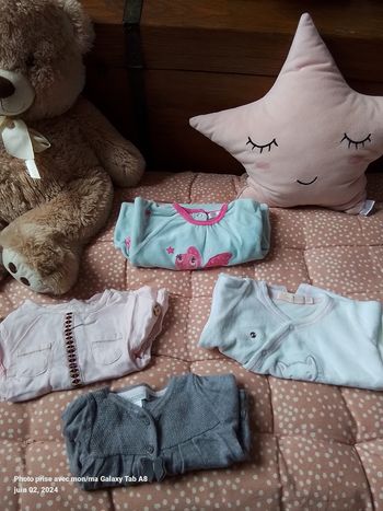 Lot de 4 vêtements 1 mois fille