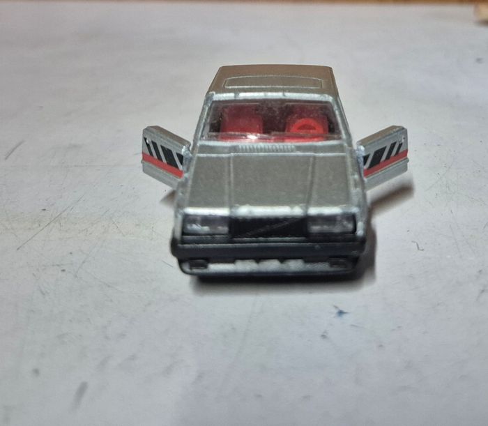 Voiture miniature majorette volvo 760 GLE grise 1/61 - photo numéro 2