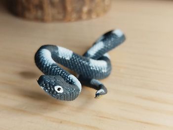 Figurine serpent noir et blanc Animal de la savane