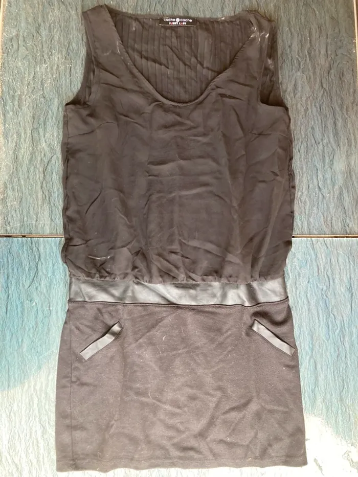 Robe noire soirée simili cuir au niveau de la taille