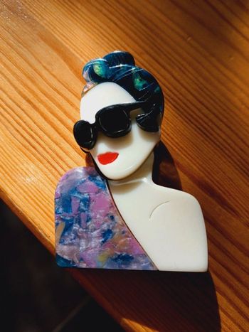 Grande broche en acrylique