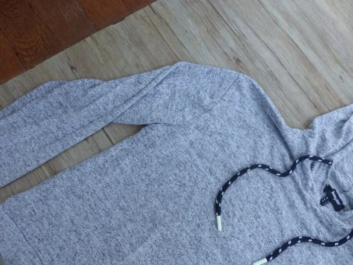 Joli sweat gris a capuche court mais pas trop en S - photo numéro 4