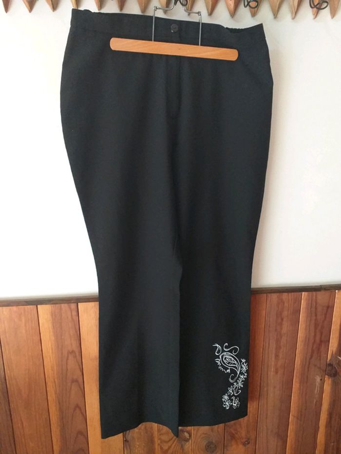 Pantalon noir avec motif en bas
