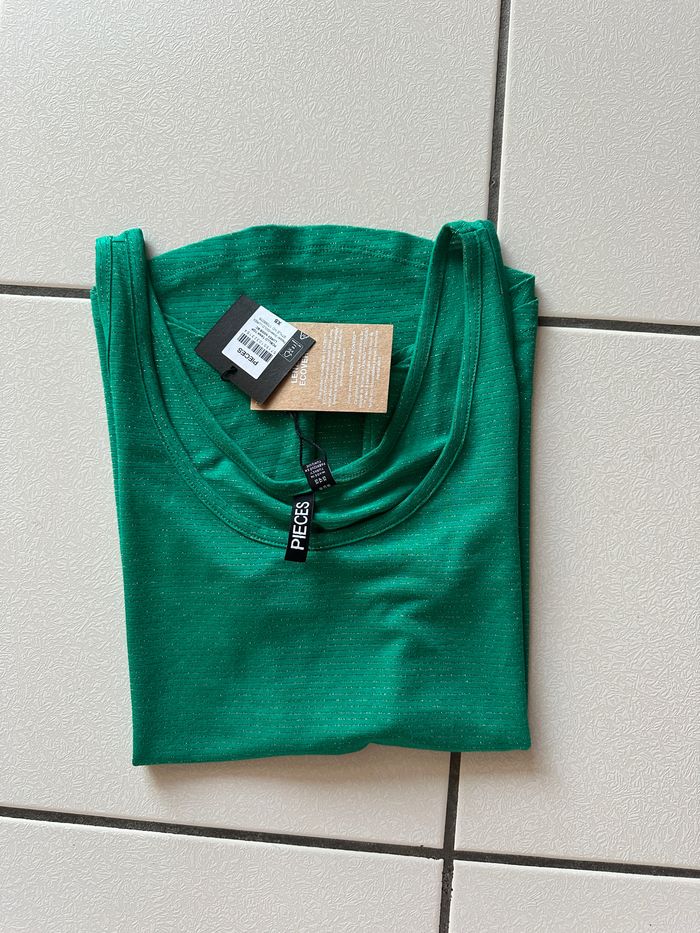Tee shirt / débardeur Pieces vert brillant taille 36 NEUF - photo numéro 5
