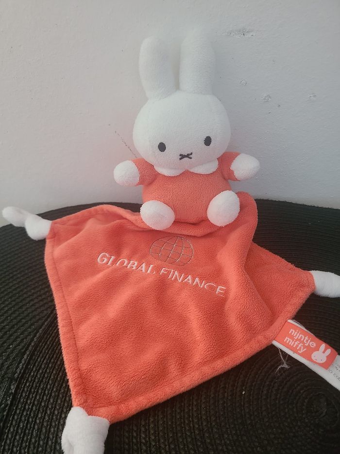Doudou lapin MIFFY mouchoir rouge SOFT BOA - photo numéro 4