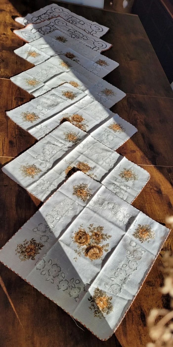 Ensemble de 7 napperons anciens Vintage dessous d'assiette fleuris - photo numéro 4