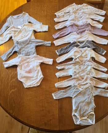 Lot 1 mois : bodies, pyjama, turbulette, etc.