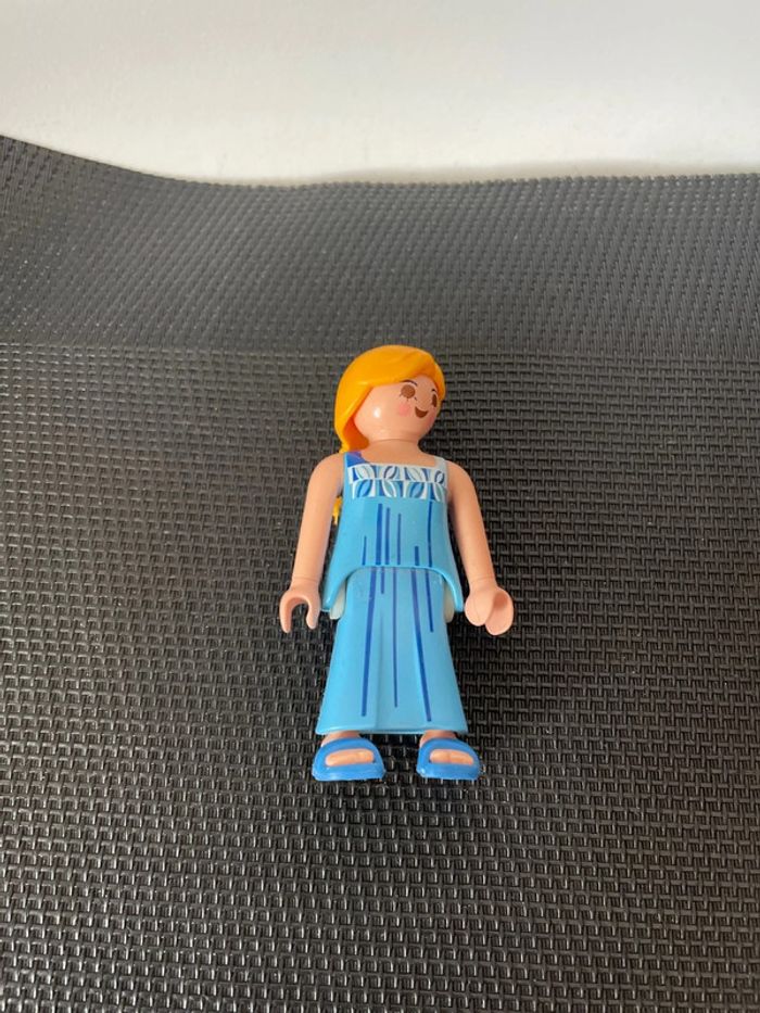 Playmobil figurine femme robe de chambre et claquettes bleues chambre maison - photo numéro 3