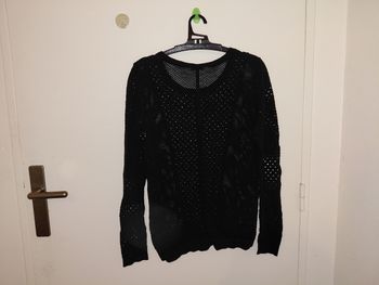 Pull noir avec trous