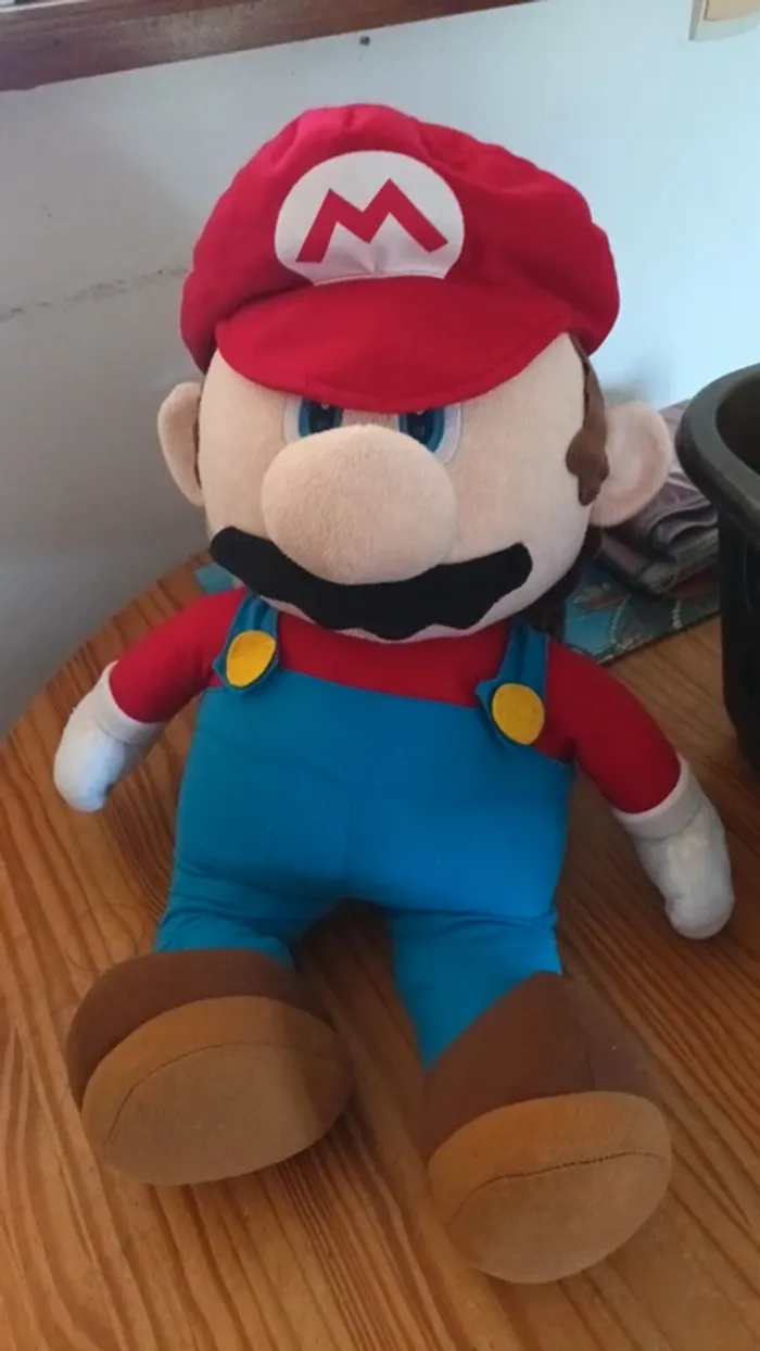 Grosse peluche Mario