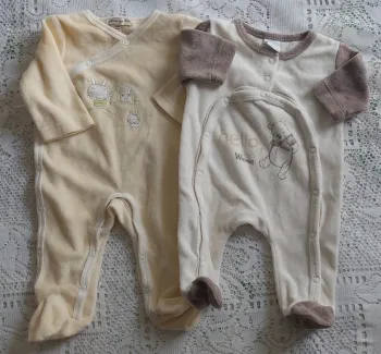 Lot de 2 grenouillères - tout doux, en très bon état, taille 1 mois
