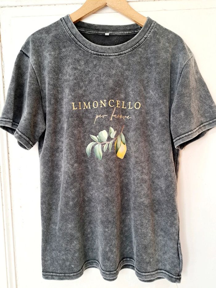 T-shirt gris chiné aspect délavé, imprimé limoncello citron 🍋. En coton.
🌸 neuf.