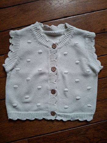 Gilet neuf sans manches 18 mois plumetis festonné
