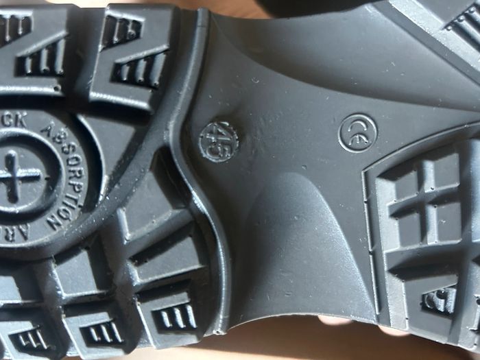 Chaussures de sécurité  KÜBLER taille 44,5 indiqué 45 fabricant taille petit - photo numéro 3