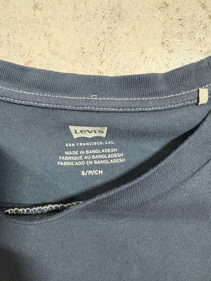 À la base c’est un T-shirt blanc, mais je l’ai coloré en bleu marine. Il y’a une tache à l’arrière - photo numéro 3