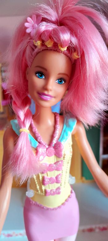 Poupée barbie fun cheveux rose 
