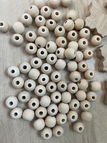 Lot 82 perles en bois 