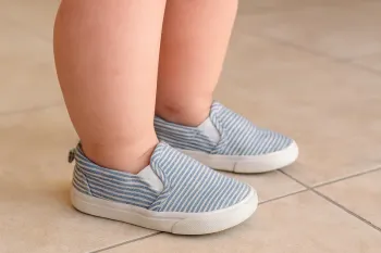Chaussures bébé H&M rayées bleu et blanc - Taille 18/19