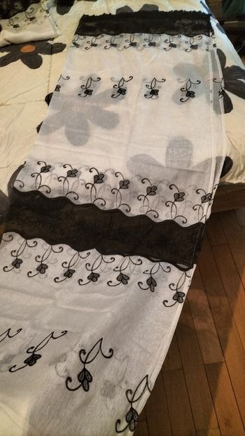 Vend paires de rideaux en très bon état très peu servie