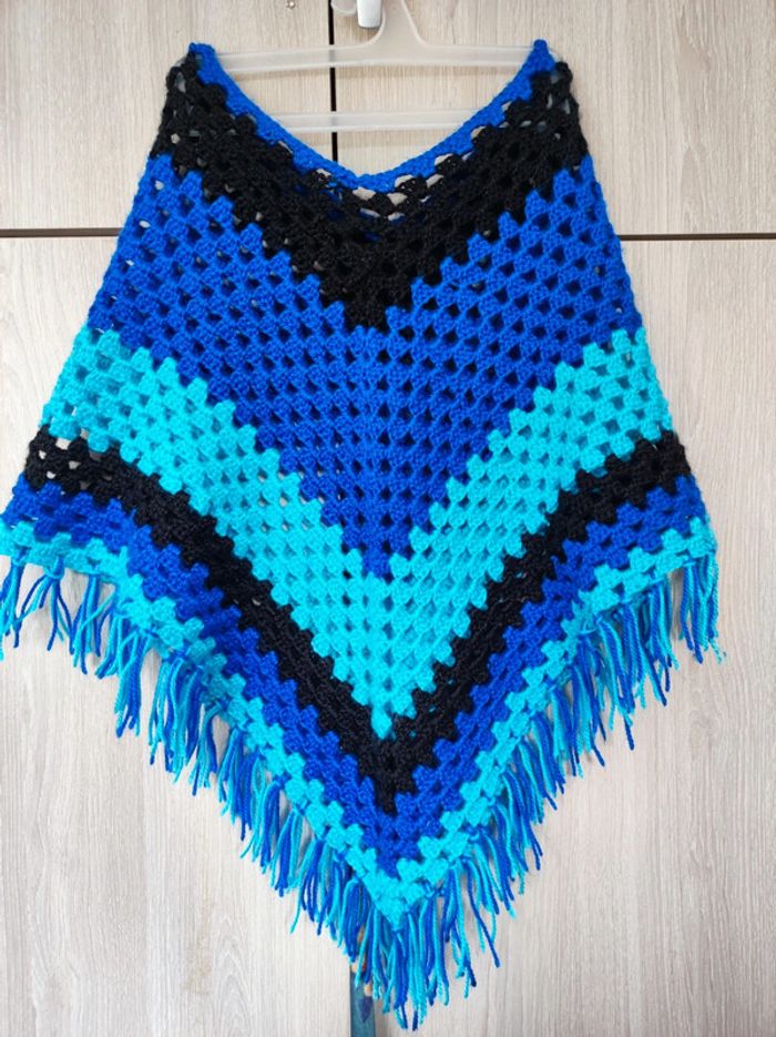 Poncho bleu tricot franges / modèle traditionnel - photo numéro 3
