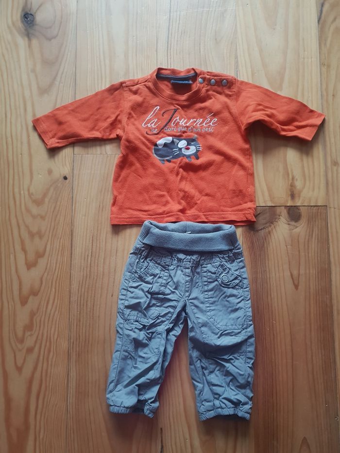 Ensemble tee shirt et pantalon.