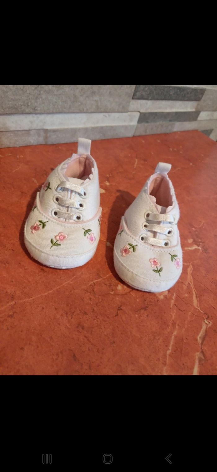 Chaussures bébé taille 6 / 9 mois