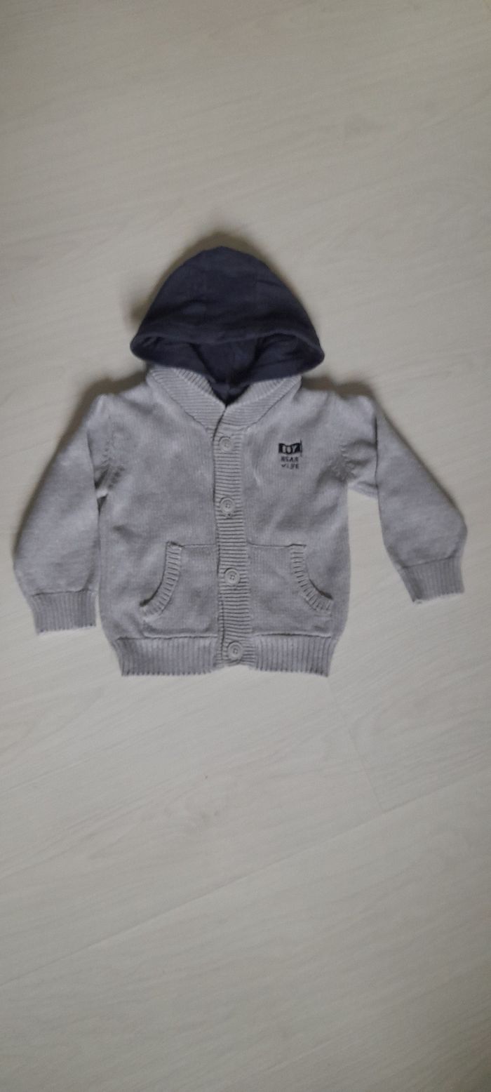 Gilet avec capuche T 4 ans