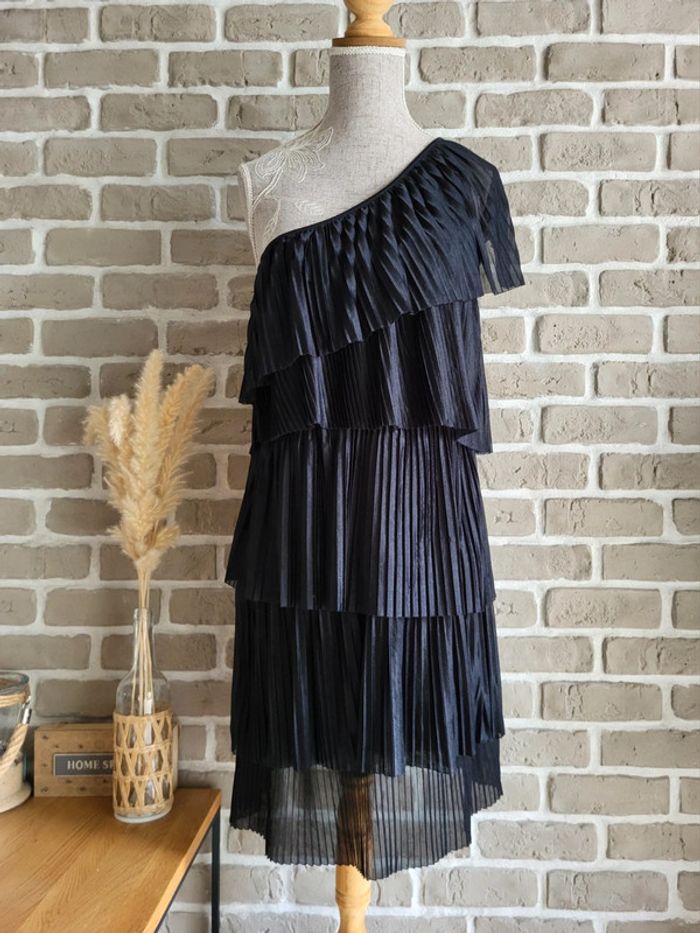Robe de soirée tissu satiné noir et volants - Vintage Pull&Bear