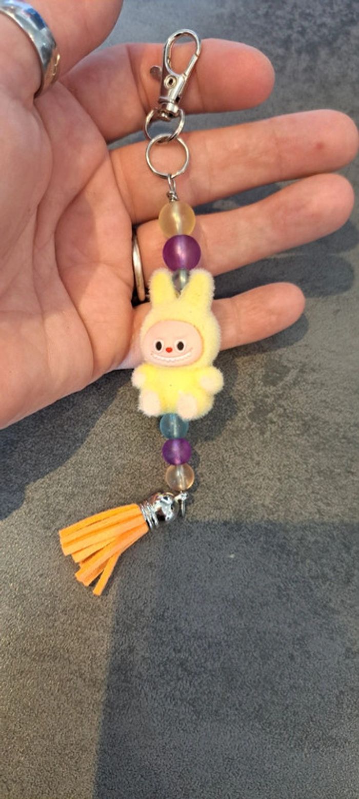 Porte-clés kawaii – Figurine style Labubu jaune & perles en verre