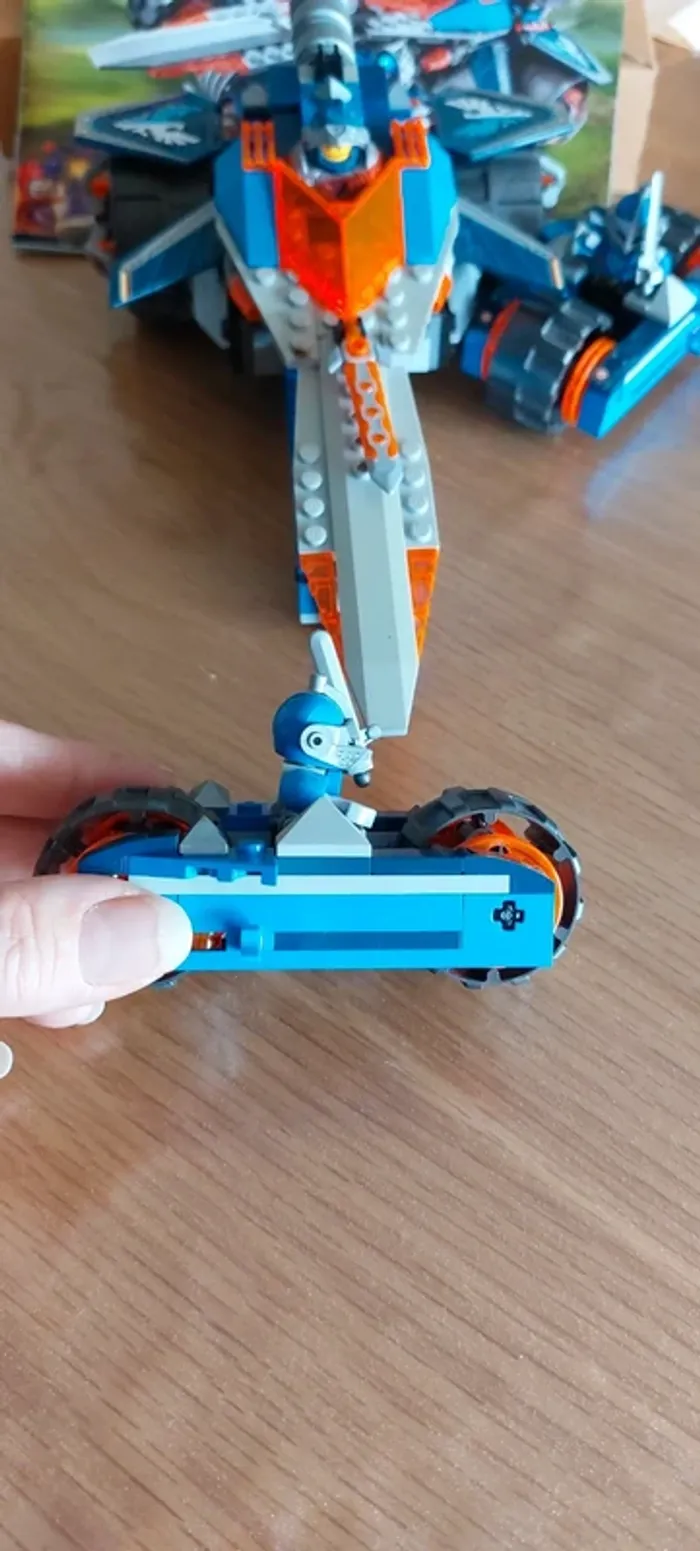 Lego nexo knights l'épée rugissante de clay - photo numéro 2