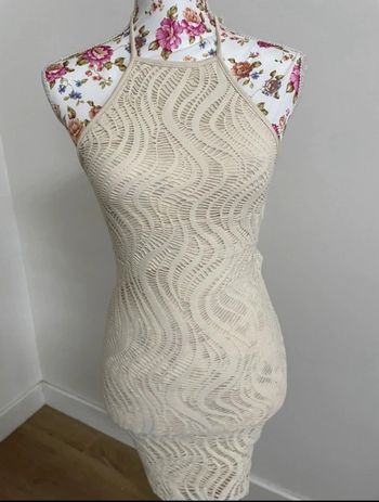 Robe style crochet beige dos nu nouage nuque