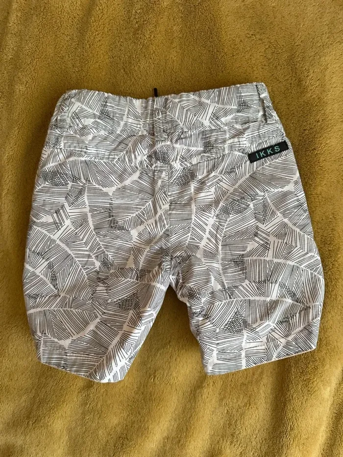 Beau short IKKS réversible taille 6 mois - photo numéro 2