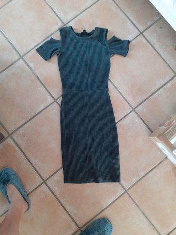 Robe grise découpes aux épaules et dans le dos