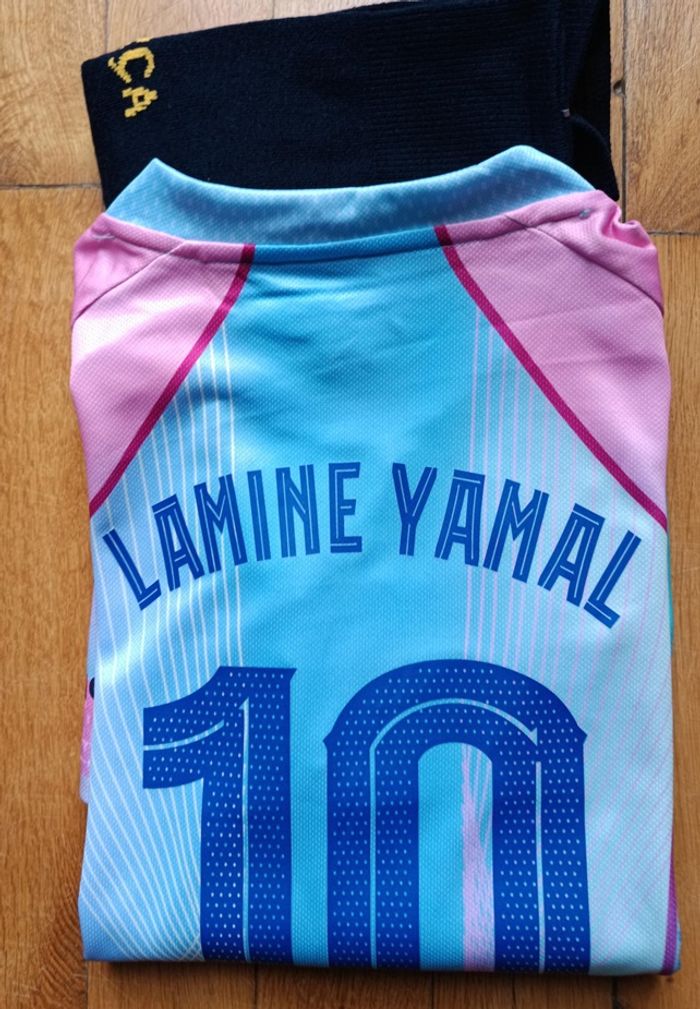 Maillot LAMINE YAMAL taille 8 ans kids football Barcelone  2026 chaussettes patchs - photo numéro 4