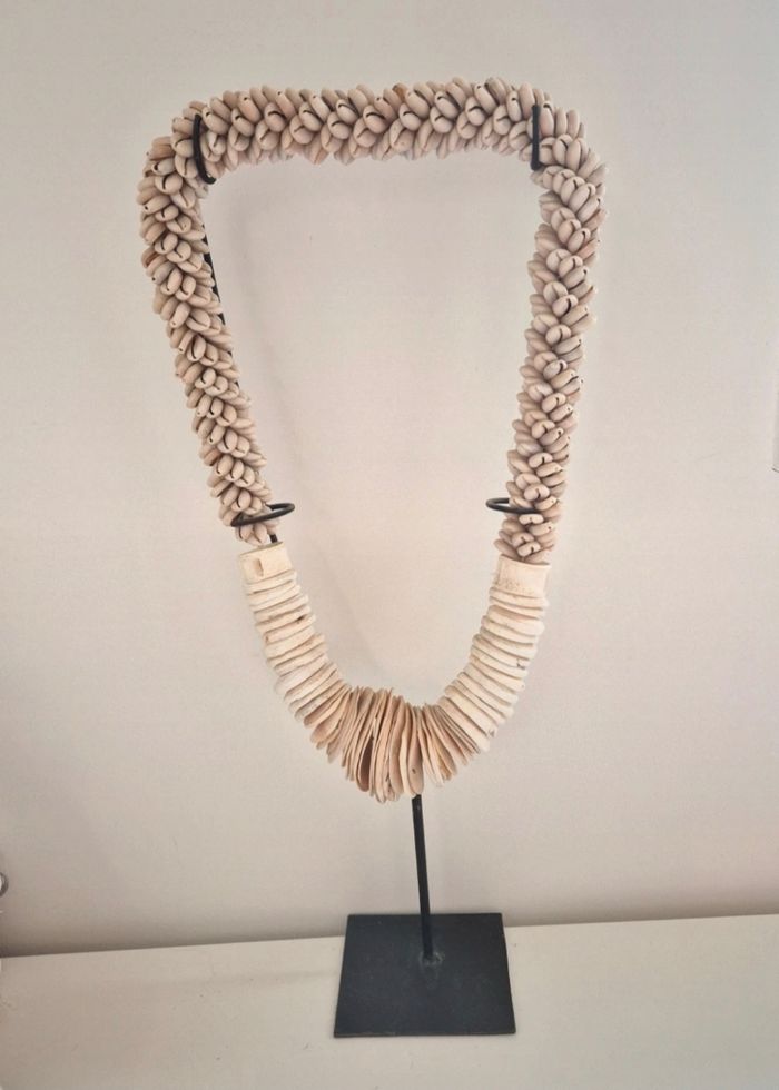 Collier papou en coquillages avec socle