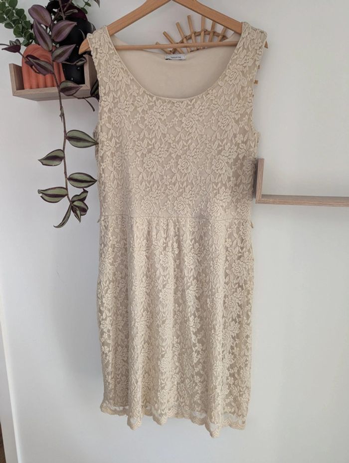 Robe beige en dentelle taille 44