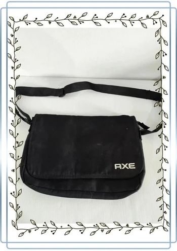 Pochette à bandoulière AXE, bon état mais à nettoyer, 33x24cm