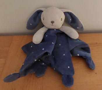 Doudou plat Lapin bleu et gris avec étoiles