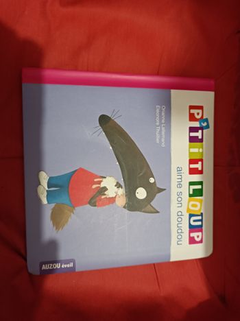 Livre p'tit loup aime son doudou